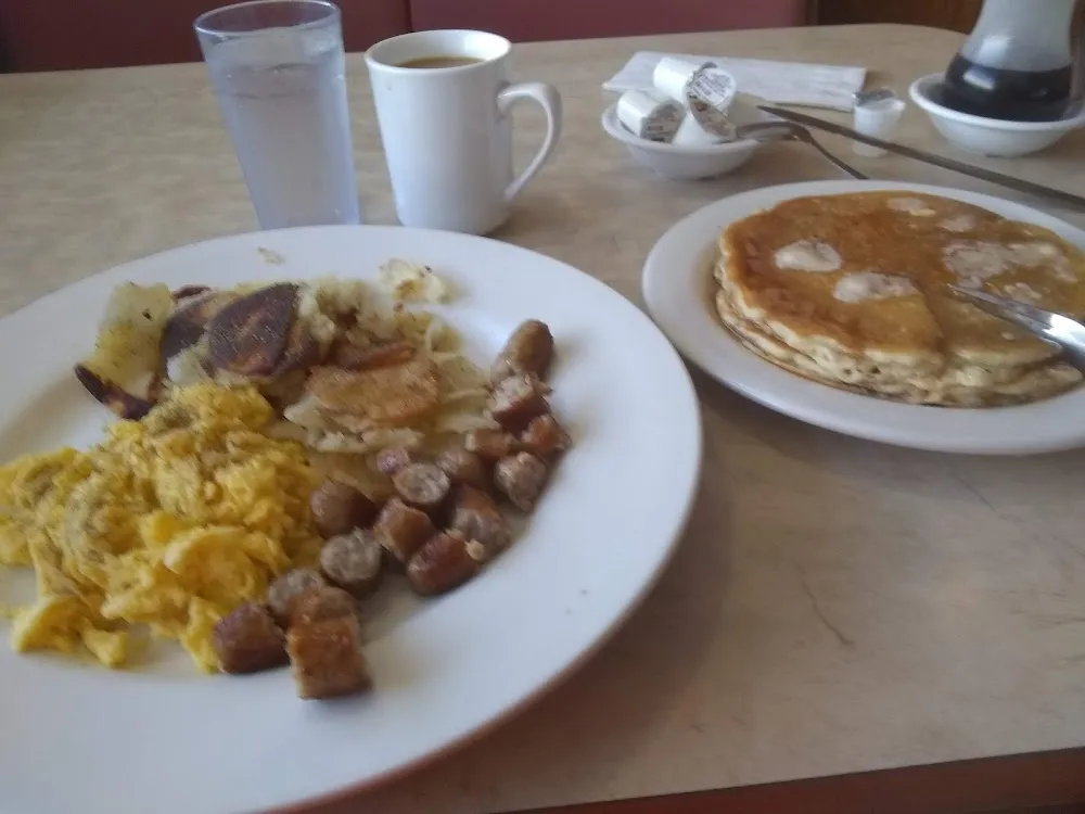 Scrambled Eggs with Sausage Links and Home Fries